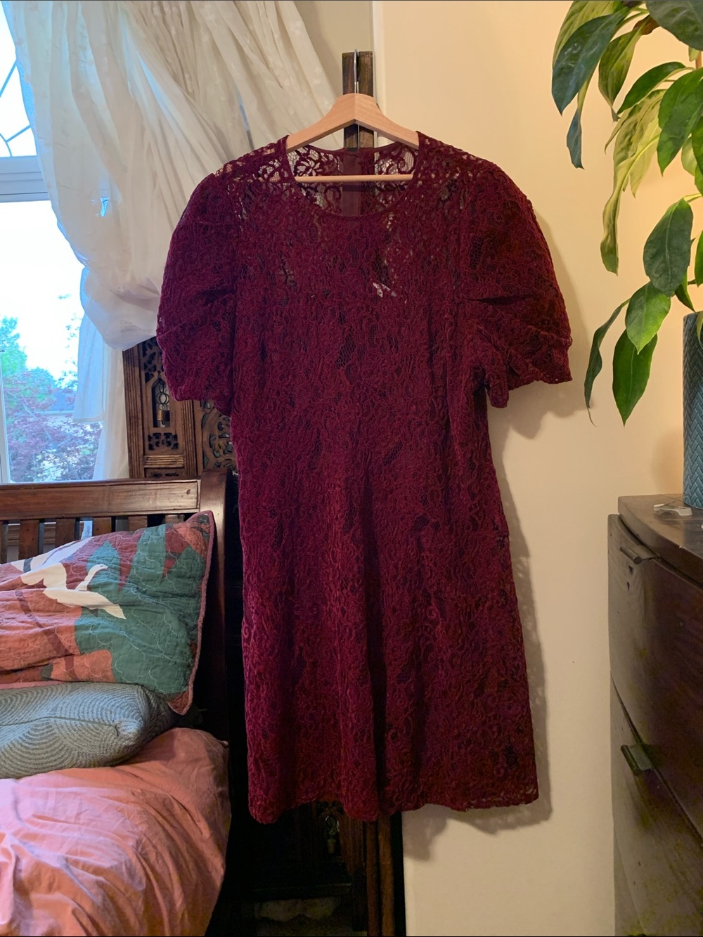 Elegant Burgundy Lace Short-Sleeve Dress